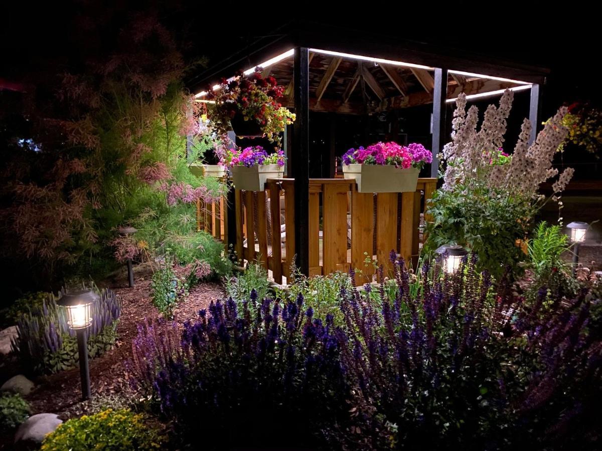 Piccadilly Motel Radium Hot Springs Εξωτερικό φωτογραφία